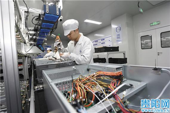 智能算力產品智造基地,技術工人正在無塵生產車間生產線上趕制訂單